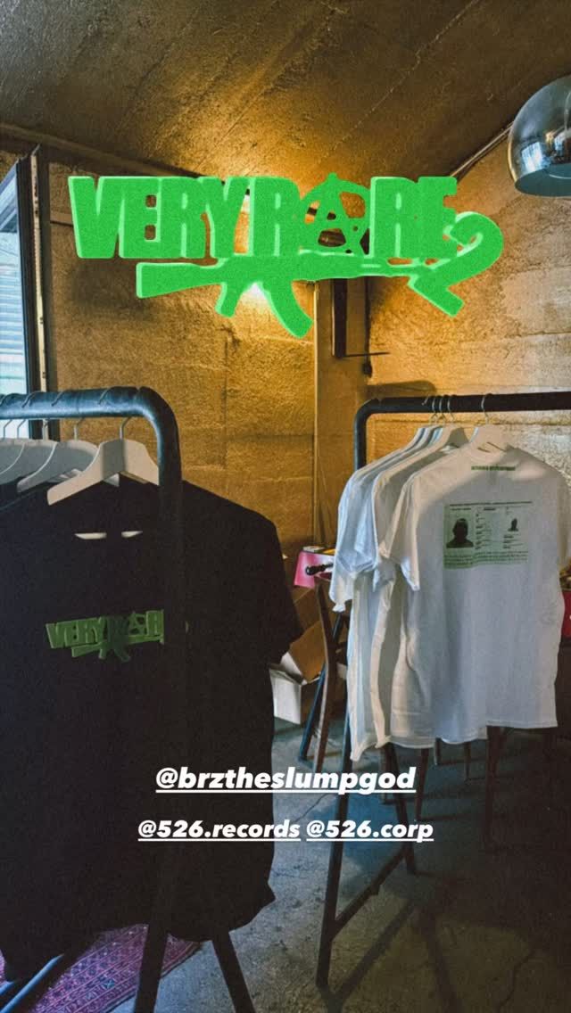 Portant merch à la release party Veryrare 2